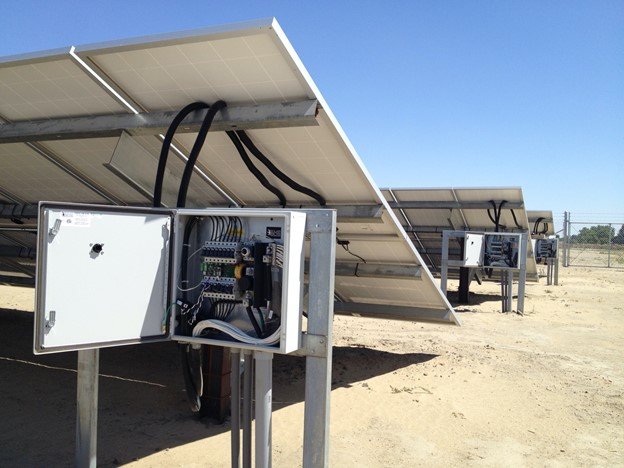 revisión y mantenimiento de conexiones electricas para paneles solares en México. Servicio de Mantenimiento de paneles solares industriales